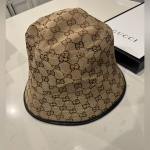 Like New GG Gucci monogram bucket hat